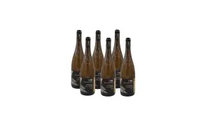 Six bouteilles de vin blanc Coteaux du Layon, prêtes à être dégustées.