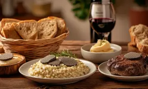 Un festin gastronomique avec un risotto crémeux, un steak savoureux et du pain frais, le tout sublimé par la truffe de Bourgogne.