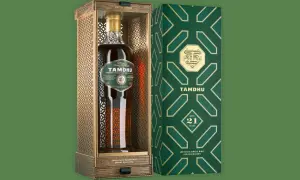 Bouteille de Tamdhu 21 ans, un whisky single malt des Speyside, dans son coffret luxueux en bois et sa boîte décorée.