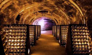 Cave de champagne à Reims, une idée de que faire à Reims. Des milliers de bouteilles dorment dans ce tunnel voûté illuminé.