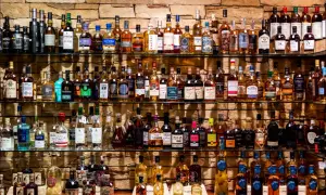 Étagères remplies de bouteilles de whisky et de champagne, un festin pour les amateurs de spiritueux.