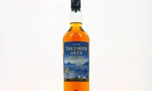 Bouteille de Talisker Skye, un single malt écossais. Son étiquette évoque la beauté sauvage de l'île de Skye, promettant une expérience fumée et épicée. Un avis Talisker Skye à découvrir.