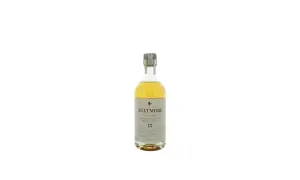 Bouteille de whisky Aultmore 12 ans d'âge, Speyside Single Malt Scotch Whisky, avec une étiquette grise et dorée.