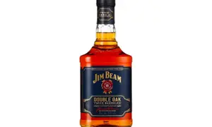 Bouteille de Jim Beam Double Oak, un bourbon vieilli deux fois en fût de chêne.