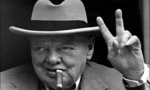 Winston Churchill, chapeau, cigare et signe de victoire. L'alcool et le cigare font partie de son image iconique.