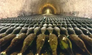 Des milliers de bouteilles de champagne vieillissent dans les caves voûtées de la visite cave Deutz.
