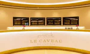 Le caveau Guigal, un comptoir moderne avec des bouteilles de vin exposées dans des vitrines lumineuses.