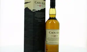 Bouteille et boîte de Caol Ila 12 ans, un whisky single malt d'Islay. Le paysage sur la boîte évoque la distillerie isolée.