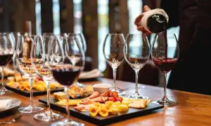 Une dégustation de vin à Paris, avec des verres remplis de vin rouge et des plateaux de fromages et charcuteries.
