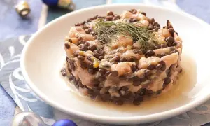 Tartare de saumon et lentilles, une idée gourmande pour savoir pourquoi manger des lentilles le 1er janvier. Délicieux et festif !