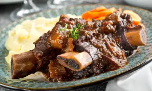 Plat de côte au four, tendre et savoureux, servi avec purée et carottes. Le temps de cuisson est parfait pour cette viande.