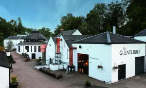 La plus vieille distillerie d'Écosse, The Glenturret, avec ses alambics en cuivre et ses tonneaux.