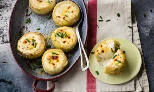 Cinq cœurs d'artichaut farcis au fromage et gratinés, saupoudrés de ciboulette. Un délice à déguster !