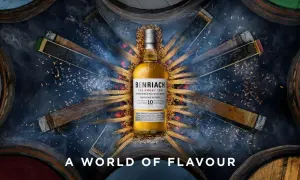 Bouteille de whisky BenRiach The Smoky Ten, entourée de fûts et d'épis de blé, évoquant le savoir-faire de la distillerie.