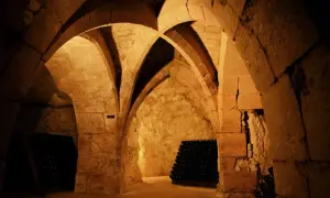 Cave voûtée de la maison Taittinger à Reims, où des milliers de bouteilles de champagne vieillissent patiemment.