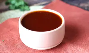 Un bol de sauce barbecue maison, parfaite pour accompagner vos grillades. Une recette simple pour un goût authentique.