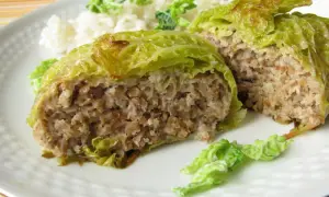 Chou farci savoureux, une recette chou farci rapide et facile à préparer. Servi avec du riz et des feuilles de chou tendres.