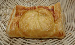 Un feuilleté de ris de veau doré et croustillant, présenté dans un panier en osier. Un délice à savourer.