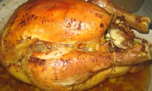 Chapon doré et juteux, prêt à être dégusté. La température cuisson chapon parfaite pour un plat savoureux.