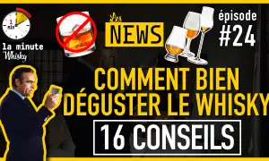 Un homme élégant examine un verre de whisky. Le titre annonce un cours dégustation whisky : "Comment bien déguster le whisky - 16 conseils".