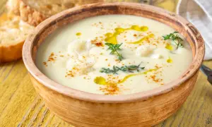 Un onctueux potage Dubarry, garni de chou-fleur, d'huile d'olive et de thym, servi avec des toasts grillés.