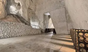 Visite cave Ruinart : avis sur ces crayères historiques où le champagne vieillit. Bouteilles en pupitres, escaliers de pierre.