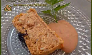 Terrine de poisson avec sa sauce au whisky, garnie de quelques grains de caviar et d'une touche de persil.