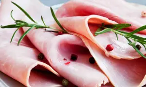 Fines tranches de jambon charcuterie, garnies de romarin et de grains de poivre rose. Un délice pour les yeux et les papilles.