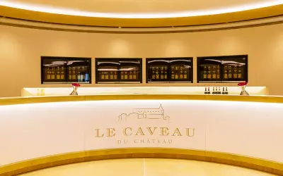 Le caveau Guigal, un comptoir moderne avec des bouteilles de vin exposées dans des vitrines lumineuses.