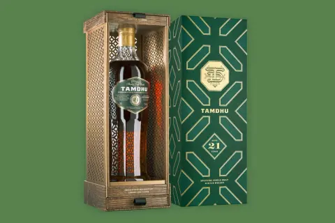 Bouteille de Tamdhu 21 ans, un whisky single malt des Speyside, dans son coffret luxueux en bois et sa boîte décorée.