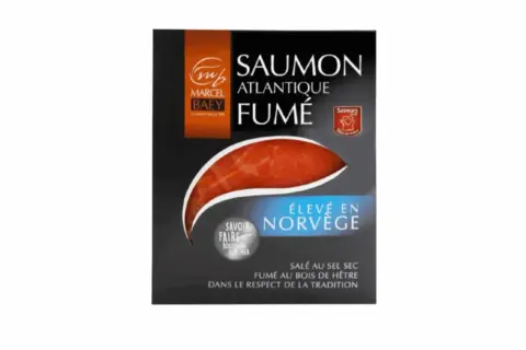 Saumon fumé Atlantique Marcel Baey, élevé en Norvège. Un saumon à la ficelle, salé au sel sec et fumé au bois de hêtre.