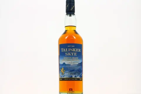Bouteille de Talisker Skye, un single malt écossais. Son étiquette évoque la beauté sauvage de l'île de Skye, promettant une expérience fumée et épicée. Un avis Talisker Skye à découvrir.