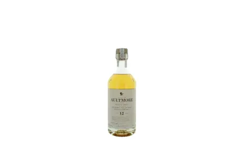 Bouteille de whisky Aultmore 12 ans d'âge, Speyside Single Malt Scotch Whisky, avec une étiquette grise et dorée.