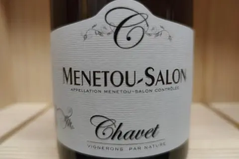 Étiquette de vin blanc de la cave Menetou-Salon, millésime Chavet, vignerons par nature.