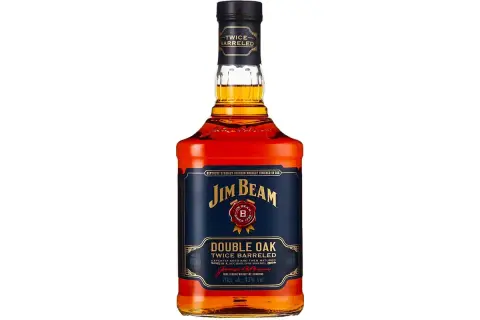 Bouteille de Jim Beam Double Oak, un bourbon vieilli deux fois en fût de chêne.