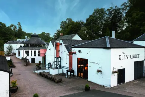 La plus vieille distillerie d'Écosse, The Glenturret, avec ses alambics en cuivre et ses tonneaux.