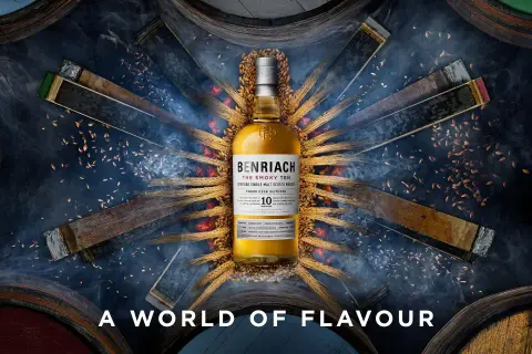Bouteille de whisky BenRiach The Smoky Ten, entourée de fûts et d'épis de blé, évoquant le savoir-faire de la distillerie.