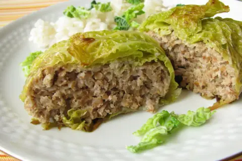 Chou farci savoureux, une recette chou farci rapide et facile à préparer. Servi avec du riz et des feuilles de chou tendres.