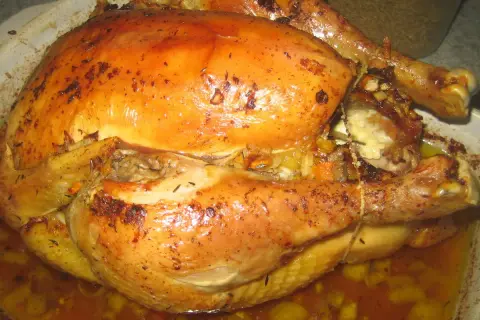 Chapon doré et juteux, prêt à être dégusté. La température cuisson chapon parfaite pour un plat savoureux.