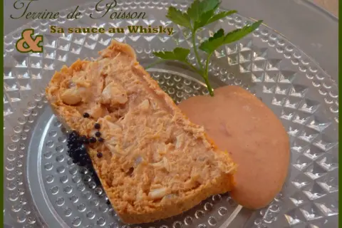 Terrine de poisson avec sa sauce au whisky, garnie de quelques grains de caviar et d'une touche de persil.