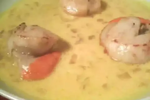Trois saint-jacques flambées au whisky à la crème, servies dans une sauce onctueuse.