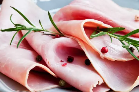 Fines tranches de jambon charcuterie, garnies de romarin et de grains de poivre rose. Un délice pour les yeux et les papilles.