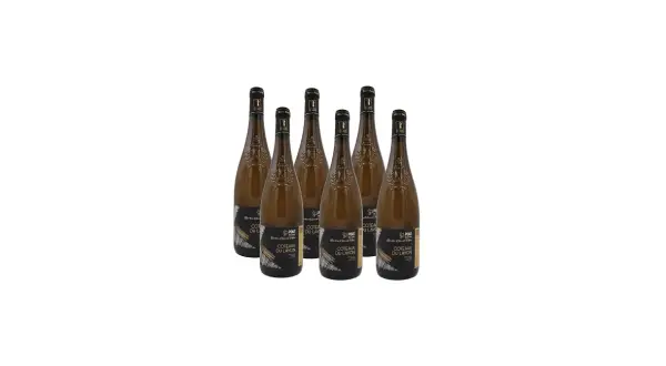 Six bouteilles de vin blanc Coteaux du Layon, prêtes à être dégustées.