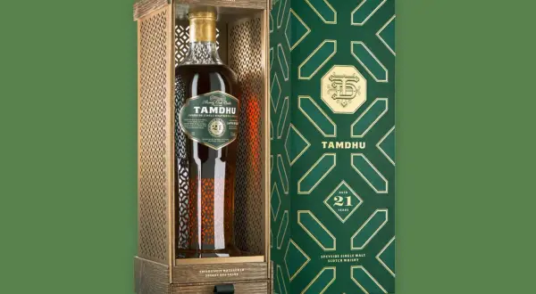 Bouteille de Tamdhu 21 ans, un whisky single malt des Speyside, dans son coffret luxueux en bois et sa boîte décorée.