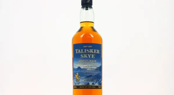 Bouteille de Talisker Skye, un single malt écossais. Son étiquette évoque la beauté sauvage de l'île de Skye, promettant une expérience fumée et épicée. Un avis Talisker Skye à découvrir.