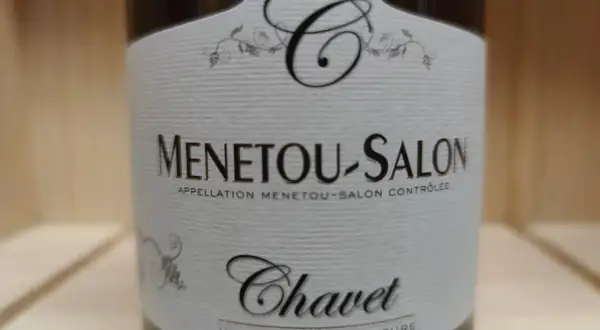 Étiquette de vin blanc de la cave Menetou-Salon, millésime Chavet, vignerons par nature.