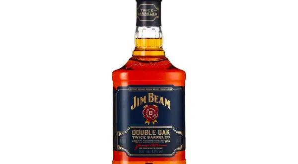 Bouteille de Jim Beam Double Oak, un bourbon vieilli deux fois en fût de chêne.
