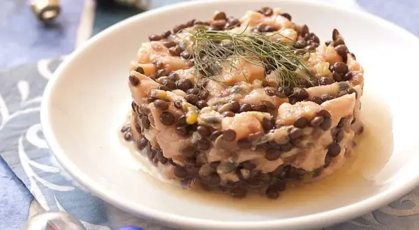 Tartare de saumon et lentilles, une idée gourmande pour savoir pourquoi manger des lentilles le 1er janvier. Délicieux et festif !