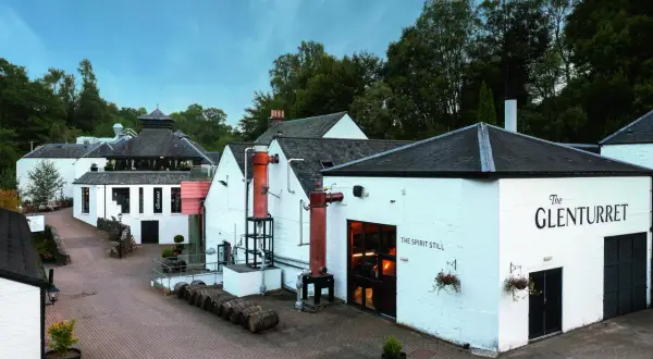La plus vieille distillerie d'Écosse, The Glenturret, avec ses alambics en cuivre et ses tonneaux.