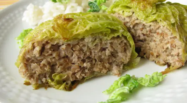 Chou farci savoureux, une recette chou farci rapide et facile à préparer. Servi avec du riz et des feuilles de chou tendres.